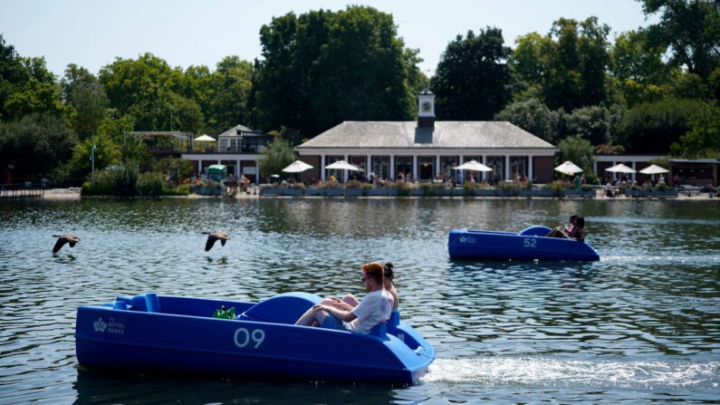 Un grupo de personas utiliza pedales en el lago Serpentine, en Hyde Park, al oeste de Londres (Ingraterra), el 19 de julio de 2022, mientras el país experimenta una ola de calor extremo. (Niklas Halle'n/AFP vía Getty Images)