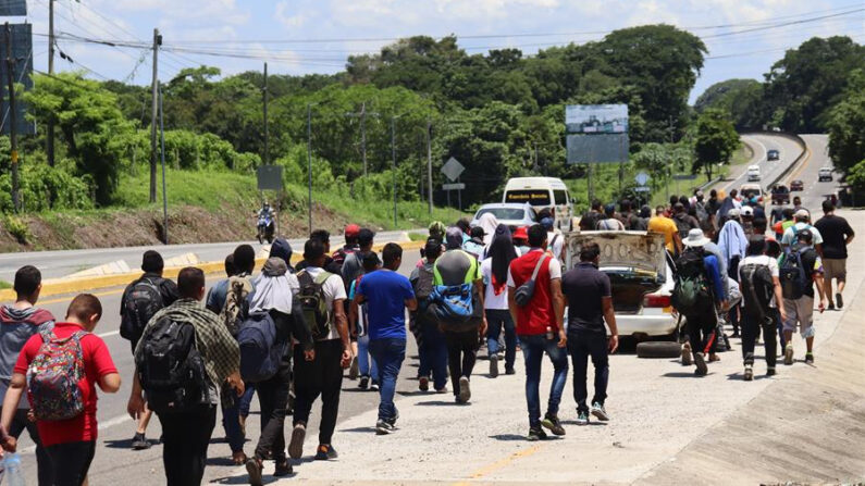 Cientos de migrantes caminan el 13 de julio de 2022 en la ciudad de Tapachula, en Chiapas (México). EFE/Juan Manuel Blanco