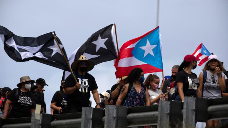 Puertorriqueños marchan durante una protesta en San Juan, Puerto Rico en una imagen de archivo. EFE/Thais Llorca