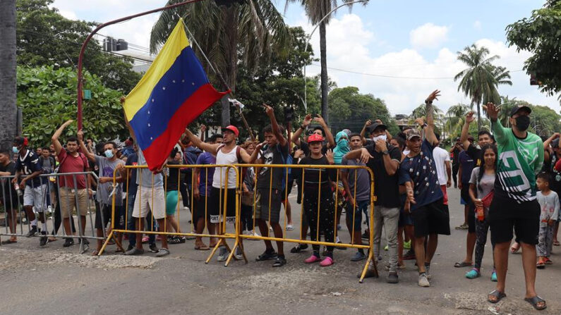 Cientos de migrantes protestan para la obtención de documentos migratorios, el 20 de julio de 2022, en el municipio de Tapachula, en el estado de Chiapas (México). EFE/Juan Manuel Blanco