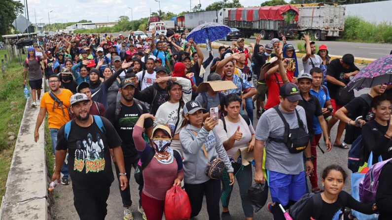 Migrantes caminan en caravana el 25 de julio de 2022, en el municipio de Tapachula, en el estado de Chiapas (México). EFE/Juan Manuel Blanco