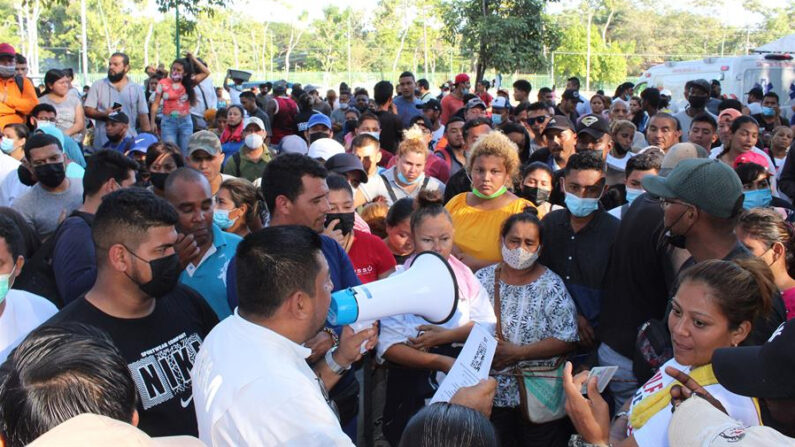 Fotografía de archivo de migrantes centroamericanos que protestan en las oficinas migratorias en Tapachula, en el estado de Chiapas (México). EFE/Juan Manuel Blanco