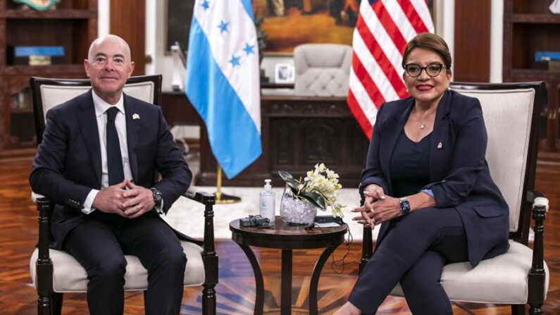 Fotografía cedida por la presidencia de Honduras de la presidenta Xiomara Castro durante una reunión con Alejandro Mayorkas, secretario de Seguridad Nacional de los Estados Unidos, a su llegada el 26 de julio de 2022 a Tegucigalpa (Honduras). EFE/ Presidencia Honduras