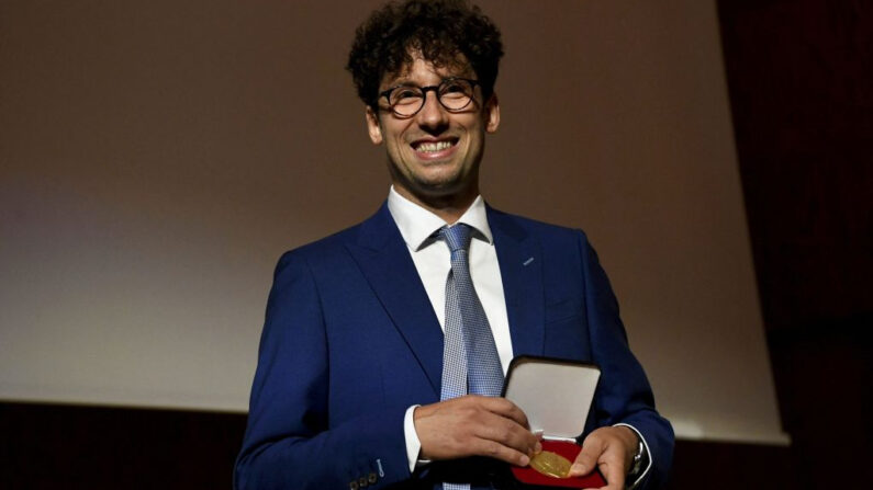 El francés Hugo Duminil-Copin posa con su medalla tras recibir el Premio Fields de Matemáticas 2022 después de la ceremonia de entrega durante el Congreso Internacional de Matemáticos 2022 (ICM 2022) en Helsinki, Finlandia, el 5 de julio de 2022. (Vesa Moilanen / Lehtikuva / AFP vía Getty Images)