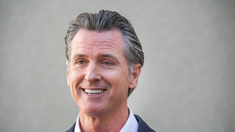 El gobernador de California, Gavin Newsom, habla en un centro de veteranos en Los Ángeles, California, el 10 de noviembre de 2021. (John Fredricks/The Epoch Times)
