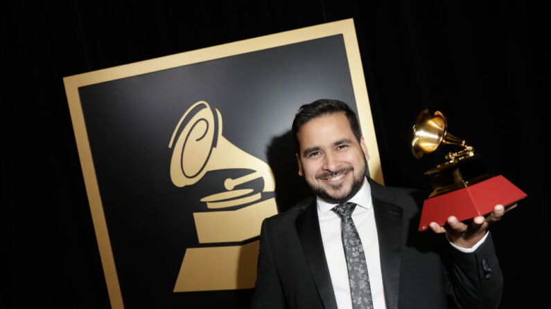 El cuatrista Miguel Siso posa con el premio al Mejor Álbum Instrumental en la Ceremonia de Premiación durante la 19ª Entrega Anual del Latin GRAMMY en el MGM Grand Hotel & Casino el 15 de noviembre de 2018 en Las Vegas, Nevada. (Isaac Brekken/Getty Images)