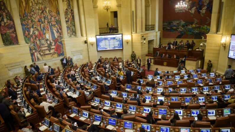 Congresistas colombianos asisten a una sesión plenaria sobre la presentación de objeciones del gobierno a la Jurisdicción Especial para la Paz (JEP) en el Congreso Nacional en Bogotá el 8 de abril de 2019. (Raúl Arboleda/AFP vía Getty Images)