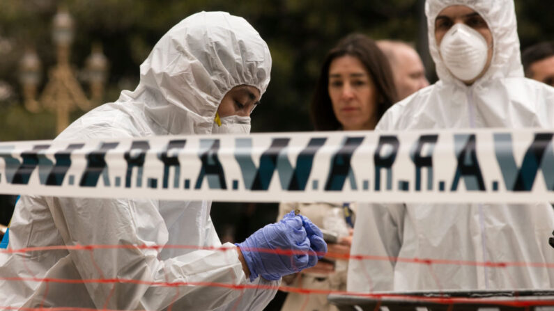 En una fotografía de archivo, policías de la escena del crimen inspeccionan casquillos de bala el 9 de mayo de 2019 en Buenos Aires, Argentina. (Ricardo Ceppi/ Getty Images)