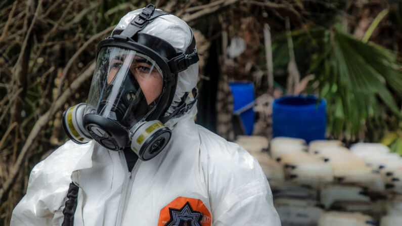 Un policía estatal de Sinaloa trabaja durante el desmantelamiento de uno de los tres laboratorios clandestinos productores de droga sintética, principalmente metanfetamina en El Dorado, estado de Sinaloa, México el 4 de junio de 2019. (Foto de RASHIDE FRIAS/AFP a través de Getty Images)