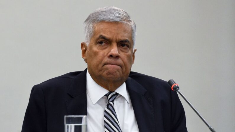 El primer ministro de Sri Lanka, Ranil Wickremesinghe, testifica ante un Comité Parlamentario Especial (SPSC) que investiga las fallas que condujeron a los atentados del 21 de abril del Domingo de Pascua, en Colombo el 6 de agosto de 2019. (Ishara S. Kodikara/AFP vía Getty Images)