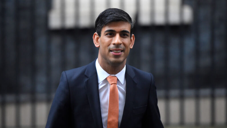 El exministro de Economía del Reino Unido, Rishi Sunak, camina en Downing Street, el 13 de febrero de 2020, en Londres, Inglaterra. (Peter Summers/Getty Images)