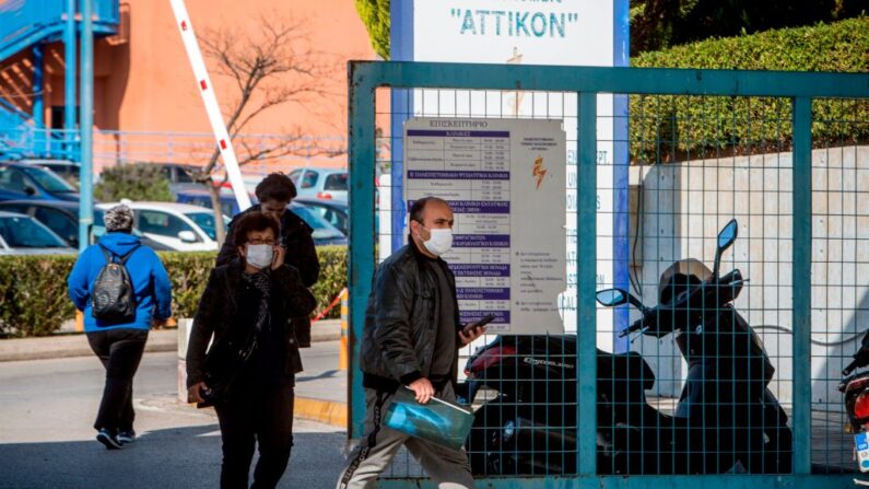 En una fotografía de archivo, un hombre con una máscara protectora sale de un hospital en Atenas (Grecia) el 27 de febrero de 2020. (Angelos Christofilopoulos/AFP vía Getty Images)