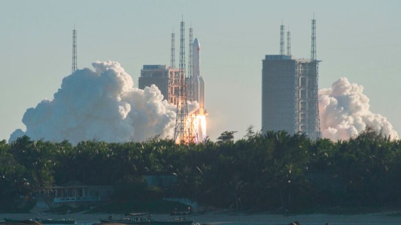 Un cohete Long March 5B despega del centro de lanzamiento de Wenchang, en la isla de Hainan, al sur de China, el 5 de mayo de 2020.(STR/AFP vía Getty Images)