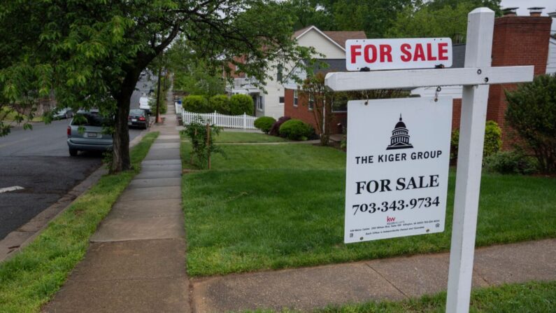 Un cartel de "se vende" se ve cerca de casas en Arlington, Virginia, el 6 de mayo de 2020. (Andrew Caballero-Reynolds/AFP vía Getty Images)
