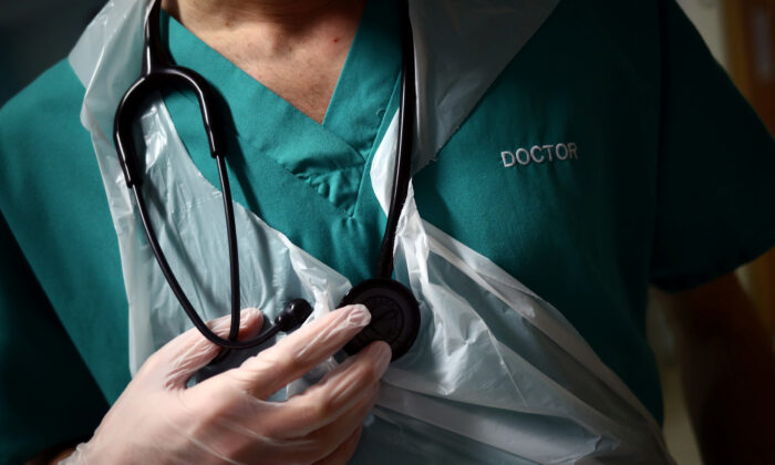 Un médico en una imagen de archivo. (Hannah McKay/Pool/Getty Images)