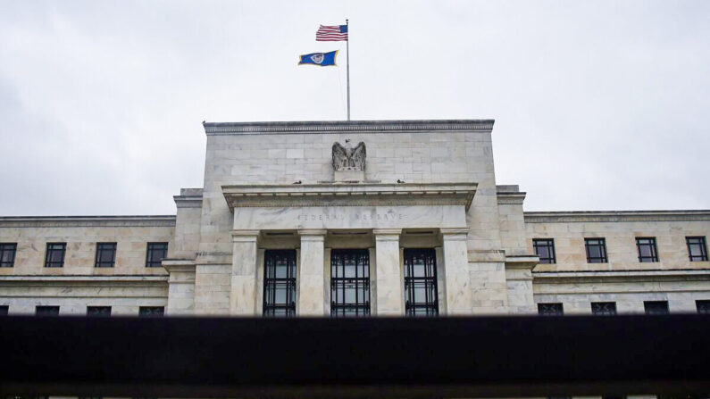El edificio de la Reserva Federal se ve a través de una valla el 17 de junio de 2020 en Washington, DC. (OLIVIER DOULIERY/AFP vía Getty Images)