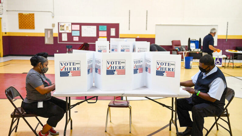 Los votantes emiten sus votos en la escuela primaria Keevan en North St. Louis, Mo., el 4 de agosto de 2020. (Michael B. Thomas/Getty Images)
