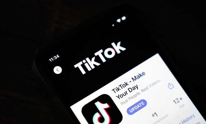 La página de descarga de la aplicación TikTok se muestra en un iPhone de Apple en Washington el 7 de agosto de 2020. (Drew Angerer/Getty Images)