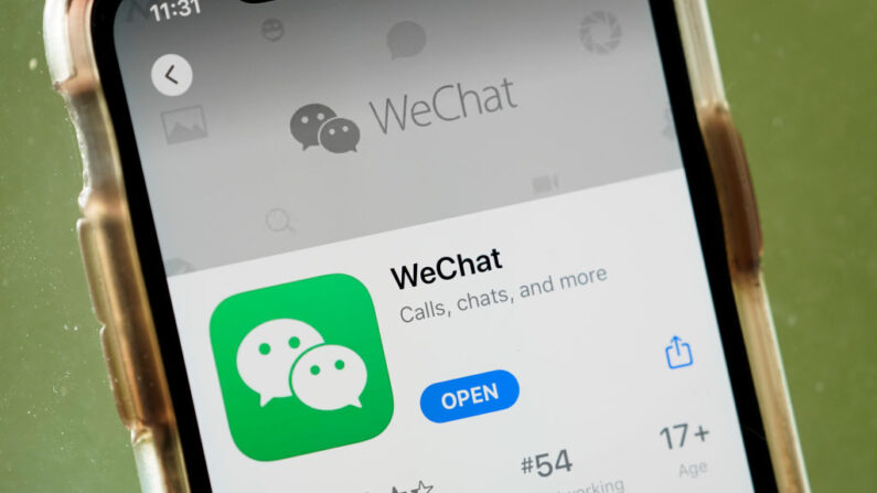 En esta foto ilustrativa, la app WeChat se muestra en la App Store en un iPhone de Apple el 7 de agosto de 2020 en Washington, DC. (Drew Angerer/Getty Images)