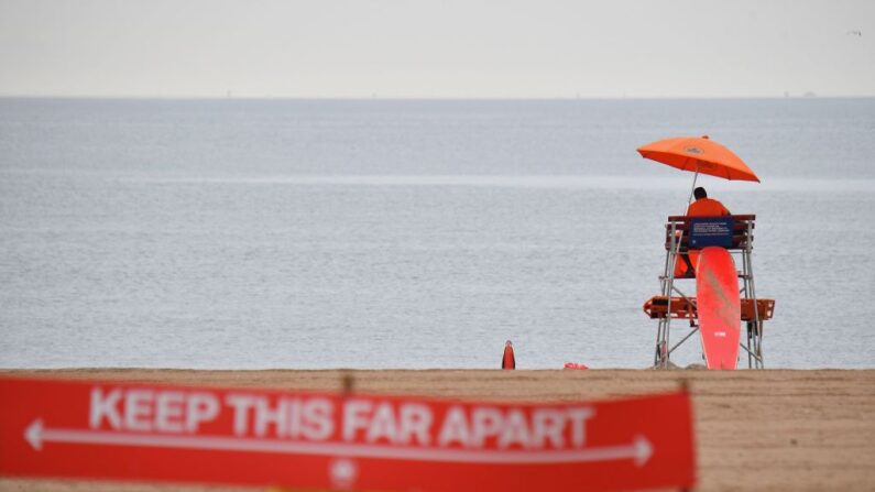 Un socorrista se sienta en su torre en la playa de Coney Island el 13 de agosto de 2020 en la ciudad de Nueva York (EE.UU.). (Angela Weiss/AFP vía Getty Images)