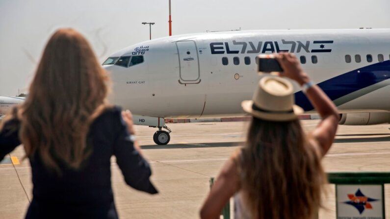 Una imagen tomada el 31 de agosto de 2020, muestra a mujeres israelíes tomando fotos del avión de El Al, antes del primer vuelo comercial de la historia de Israel a los EAU en el aeropuerto Ben Gurion, cerca de Tel Aviv. (Heidi Levine/POOL/AFP vía Getty Images)
