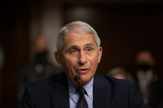 El Dr. Anthony Fauci, director del Instituto Nacional de Alergias y Enfermedades Infecciosas, testifica ante la Comisión de Salud, Educación, Trabajo y Pensiones del Senado en el Capitolio, en Washington, el 23 de septiembre de 2020. (Graeme Jennings/Pool/Getty Images)
