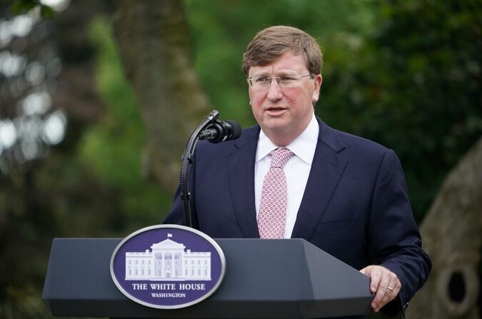 El gobernador de Mississippi, Tate Reeves, habla sobre las pruebas por COVID-19 en el Jardín de las Rosas de la Casa Blanca en Washington el 28 de septiembre de 2020. (Mandel Ngan/AFP vía Getty Images)
