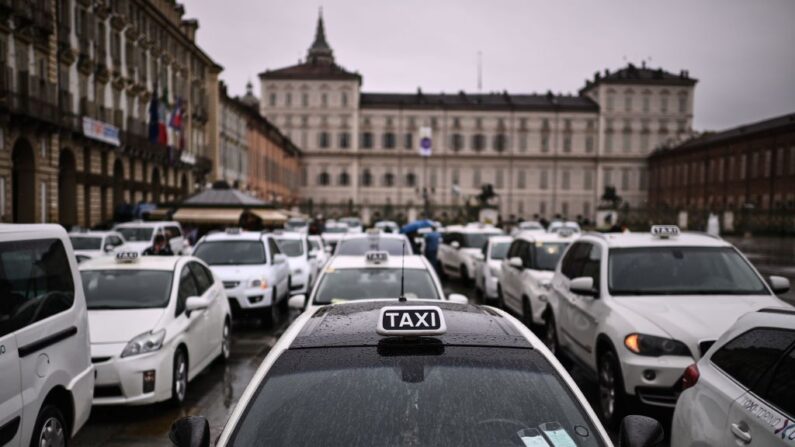 En una fotografía de archivo tomada el 26 de octubre de 2020, se ven los taxis aparcados en la plaza Castello de Turín (Italia). (Marco Bertorello/AFP vía Getty Images)