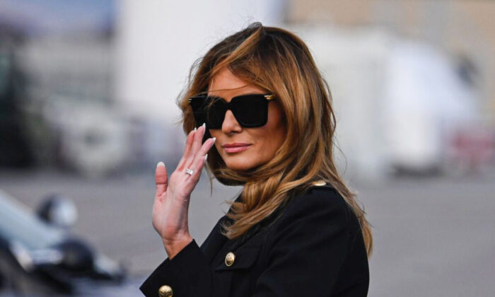 Melania Trump, entonces la Primera Dama de Estados Unidos, llega al Aeropuerto Internacional Wilkes-Barre Scranton en Avoca, Pensilvania, el 31 de octubre de 2020. (Andrew Caballero-Renolds/AFP vía Getty Images)