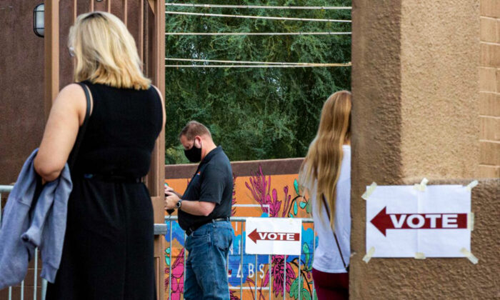 Los votantes esperan para emitir su voto en el Teatro Marquee en Tempe, Arizona, el 3 de noviembre de 2020. (Courtney Pedroza/Getty Images)