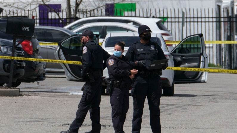 En una fotografía de archivo, agentes de policía hacen guardia fuera del lugar de un tiroteo masivo en una instalación de FedEx en Indianápolis, Indiana (EE.UU.), el 16 de abril de 2021. (Jeff Dean/AFP vía Getty Images)
