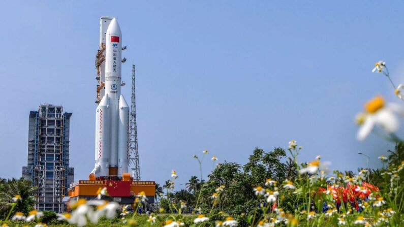 Esta foto tomada el 23 de abril de 2021 muestra el cohete Long March 5B en el sitio de lanzamiento de naves espaciales de Wenchang, en la provincia meridional china de Hainan. (STR/CNS/AFP vía Getty Images)