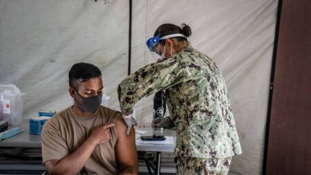 Marines de EE.UU. solicitan a corte que se les exima de obligación de vacunarse contra COVID-19