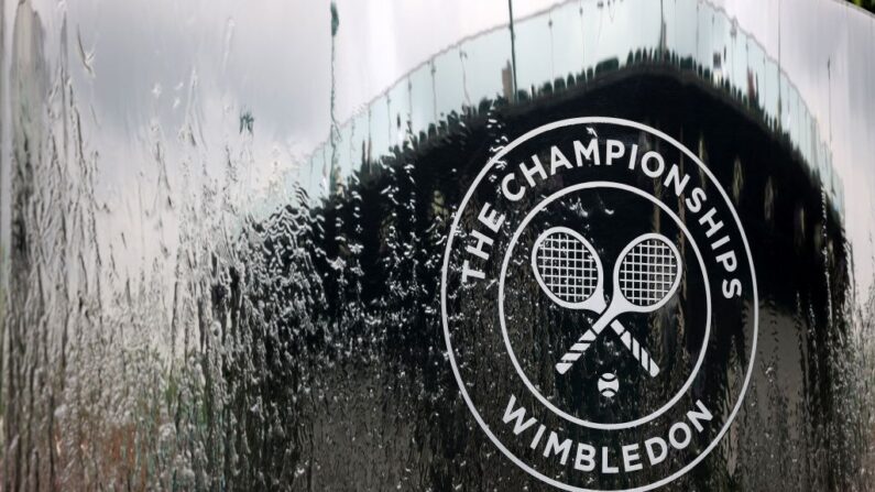 El logotipo de Wimbledon se muestra en una fuente de agua el primer día del Campeonato de Wimbledon 2021, en el All England Tennis Club, en Wimbledon, suroeste de Londres, el 28 de junio de 2021. (ADRIAN DENNIS/AFP vía Getty Images)