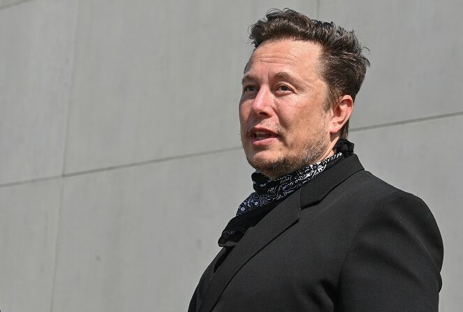 Elon Musk, director ejecutivo de Tesla, durante una visita a la planta de la futura fundición de la Gigafactoría de Tesla, el 13 de agosto de 2021, en Grünheide, cerca de Berlín, Alemania. (Patrick Pleul-Pool/Getty Images)