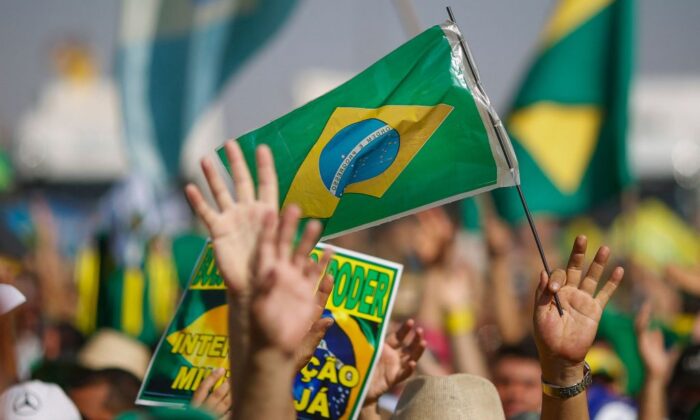 Una bandera brasileña se observa durante una manifestación para apoyar al presidente brasileño Jair Bolsonaro, en Brasilia, Brasil, el 7 de septiembre de 2021. (Sergio Lima/AFP a través de Getty Images)