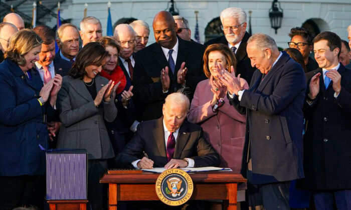 El presidente de EE. UU., Joe Biden, participa en la ceremonia de firma de la Ley de Inversión en Infraestructuras y Empleo (H.R. 3684) en el jardín sur de la Casa Blanca, en Washington, el 15 de noviembre de 2021. (Mandel Ngan/AFP vía Getty Images)