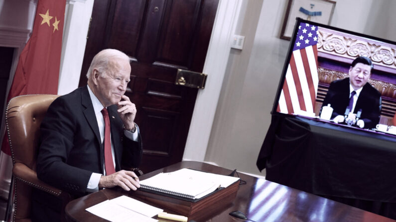 El presidente de Estados Unidos, Joe Biden, se reúne con el líder de China, Xi Jinping, durante una cumbre virtual desde la Sala Roosevelt de la Casa Blanca, en Washington, el 15 de noviembre de 2021. (Mandel Ngan/AFP vía Getty Images)
