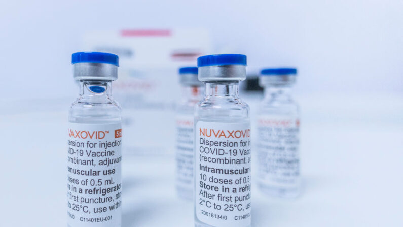 Las ampollas de la vacuna Nuvaxovid contra el COVID-19 de Novavax se preparan para su uso en el centro de vacunación de Tegel el 28 de febrero de 2022 en Berlín, Alemania. (Carsten Koall/Getty Images)