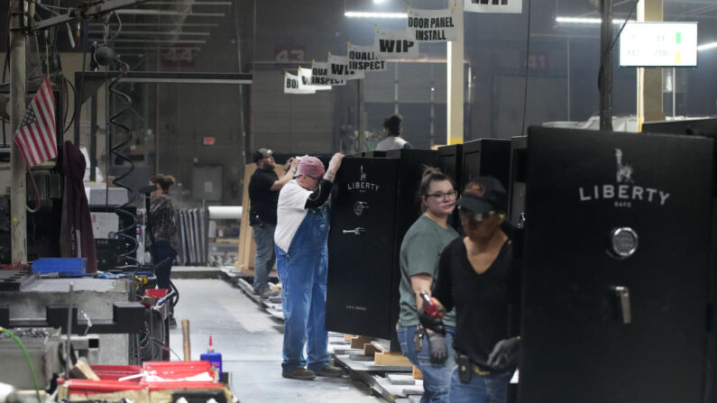 Trabajadores ensamblan cajas fuertes que se fabrican en Liberty Safe Company el 22 de marzo de 2022 en Payson, Utah. (George Frey/Getty Images)