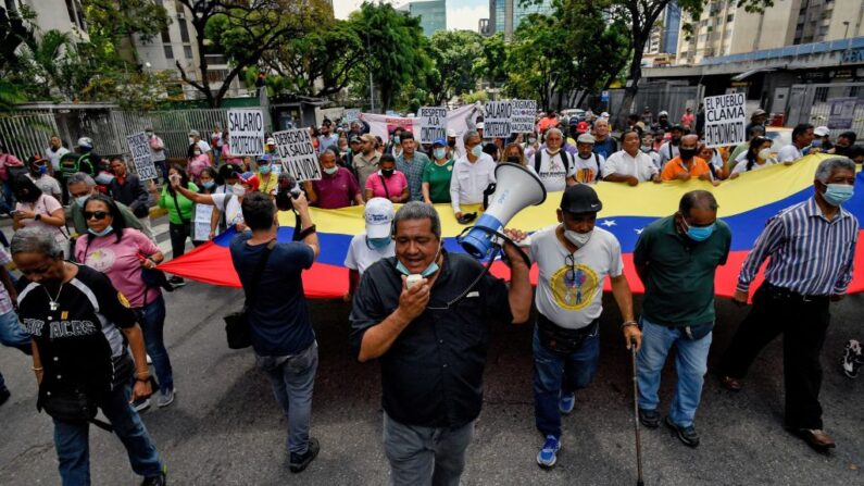 Trabajadores del sindicato de la salud se manifiestan contra el régimen venezolano del líder Nicolás Maduro durante una manifestación del Primero de Mayo (Día del Trabajo) para conmemorar el día internacional de los trabajadores, en Caracas (Venezuela), el 1 de mayo de 2022. (Federico Parra/AFP vía Getty Images)