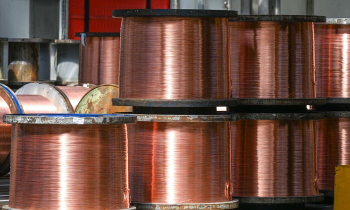 Esta fotografía muestra rollos de cables de cobre almacenados en la fábrica de Nexans en Lens, en el norte de Francia, el 11 de mayo de 2022. (Denis Charlet/AFP a través de Getty Images)