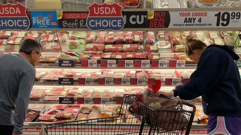 Los consumidores compran carne en una tienda comercial Safeway en Annapolis, Maryland, el 16 de mayo de 2022, mientras los estadounidenses se preparan para el impacto de la inflación del verano. (Foto de JIM WATSON/AFP a través de Getty Images)