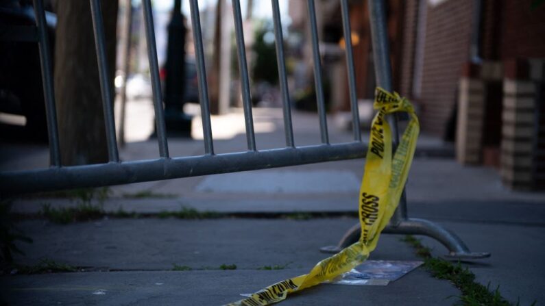 La cinta policial cuelga de una barricada en una esquina. KRISTON JAE BETHEL/AFP vía Getty Images)





