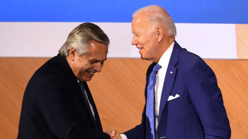 El presidente de Argentina, Alberto Fernández (i), estrecha la mano del presidente de EE.UU., Joe Biden, tras intervenir durante una sesión plenaria de la IX Cumbre de las Américas en Los Ángeles, California, el 9 de junio de 2022. (Patrick T. Fallon/AFP vía Getty Images)