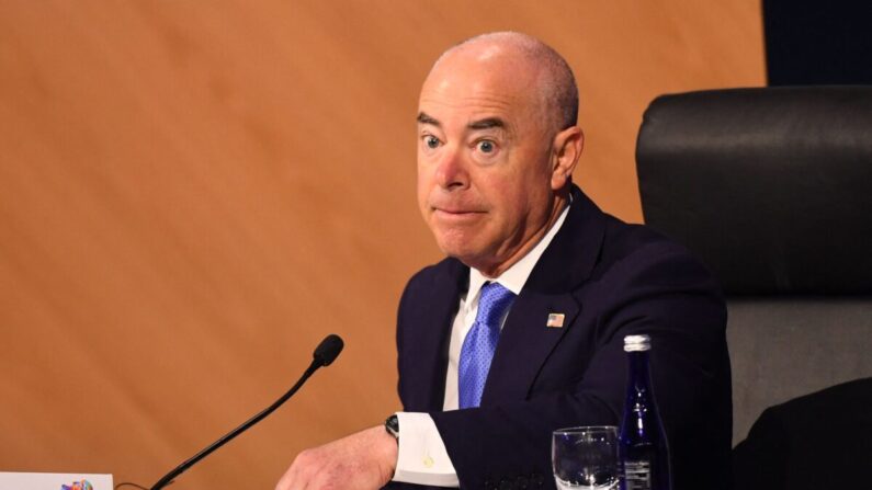 El secretario de Seguridad Nacional, Alejandro Mayorkas, preside una sesión plenaria de la IX Cumbre de las Américas en Los Ángeles, California, el 10 de junio de 2022. (Patrick T. Fallon/AFP vía Getty Images)
