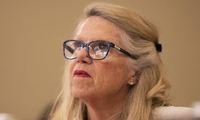 La representante Carol Miller (R-W.Va) habla durante una audiencia del Comité Selecto de Crisis Climática de la Cámara de Representantes en Washington, el 14 de junio de 2022. (Nathan Howard/Getty Images)