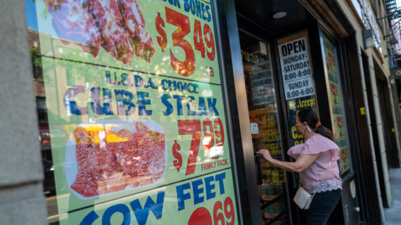 Los precios se anuncian en el escaparate de una tienda en una concurrida calle comercial del barrio de Flatbush, en Brooklyn, el 15 de junio de 2022, en la ciudad de Nueva York. (Spencer Platt/Getty Images)
