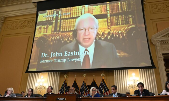 John Eastman, exabogado del presidente Donald Trump, aparece en pantalla durante la cuarta audiencia del Comité Selecto de la Cámara para Investigar la irrupción al Capitolio de EE. UU. el 6 de enero en el edificio de oficinas Cannon House en Washington, el 21 de junio de 2022. (Mandel Ngan /AFP a través de Getty Images)