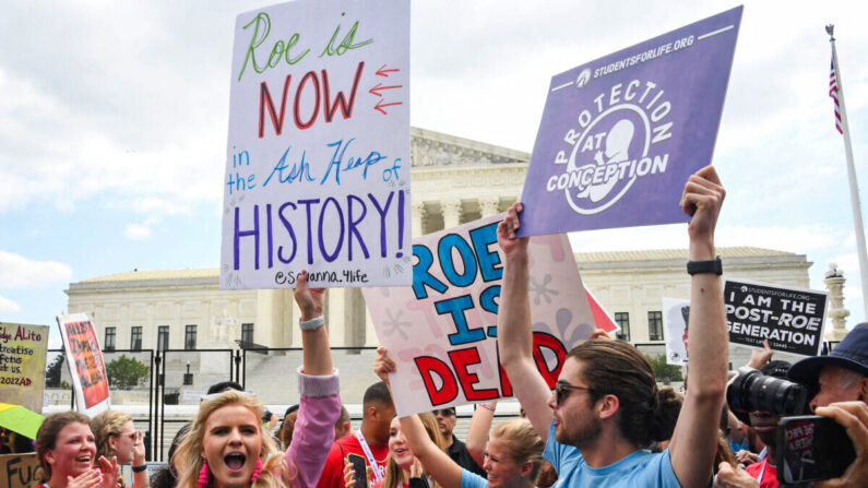 Los partidarios de la vida celebran ante la Corte Suprema en Washington el 24 de junio de 2022. (Olivier Douliery/AFP vía Getty Images)